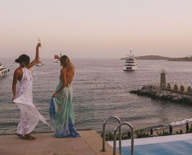 Crewfare Blog: 10 Must Have Travel Essentials To Instantly Elevate Your Travel Experience